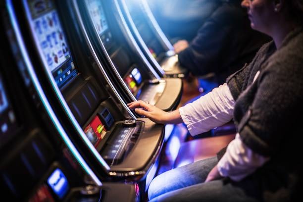 Three Card Poker live dealer table at skater showing dealer and player hands