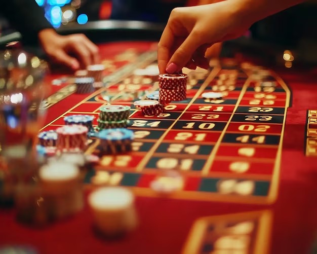 Three Card Poker hand rankings displayed on skater table